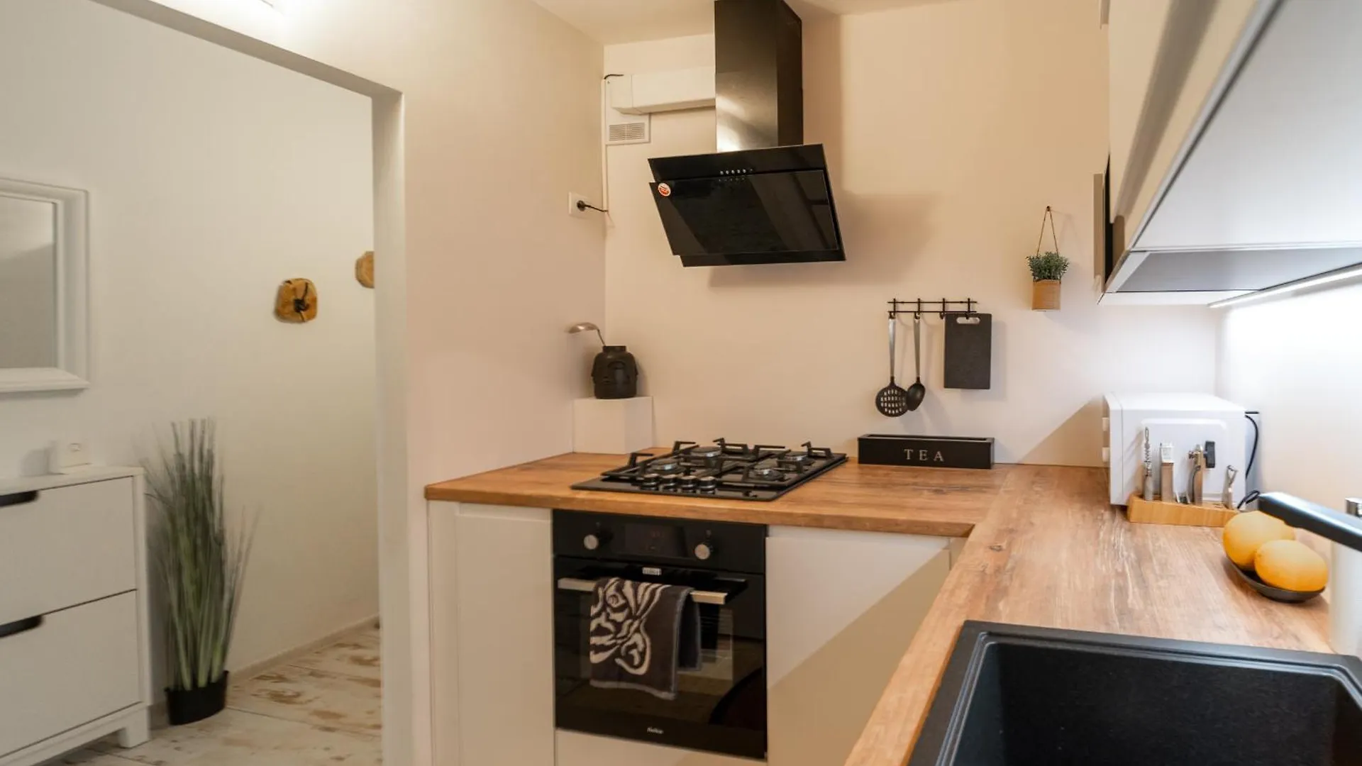 Cozy 2 Bedroom Apartment Between Chopin Airport And Warsaw City Centre