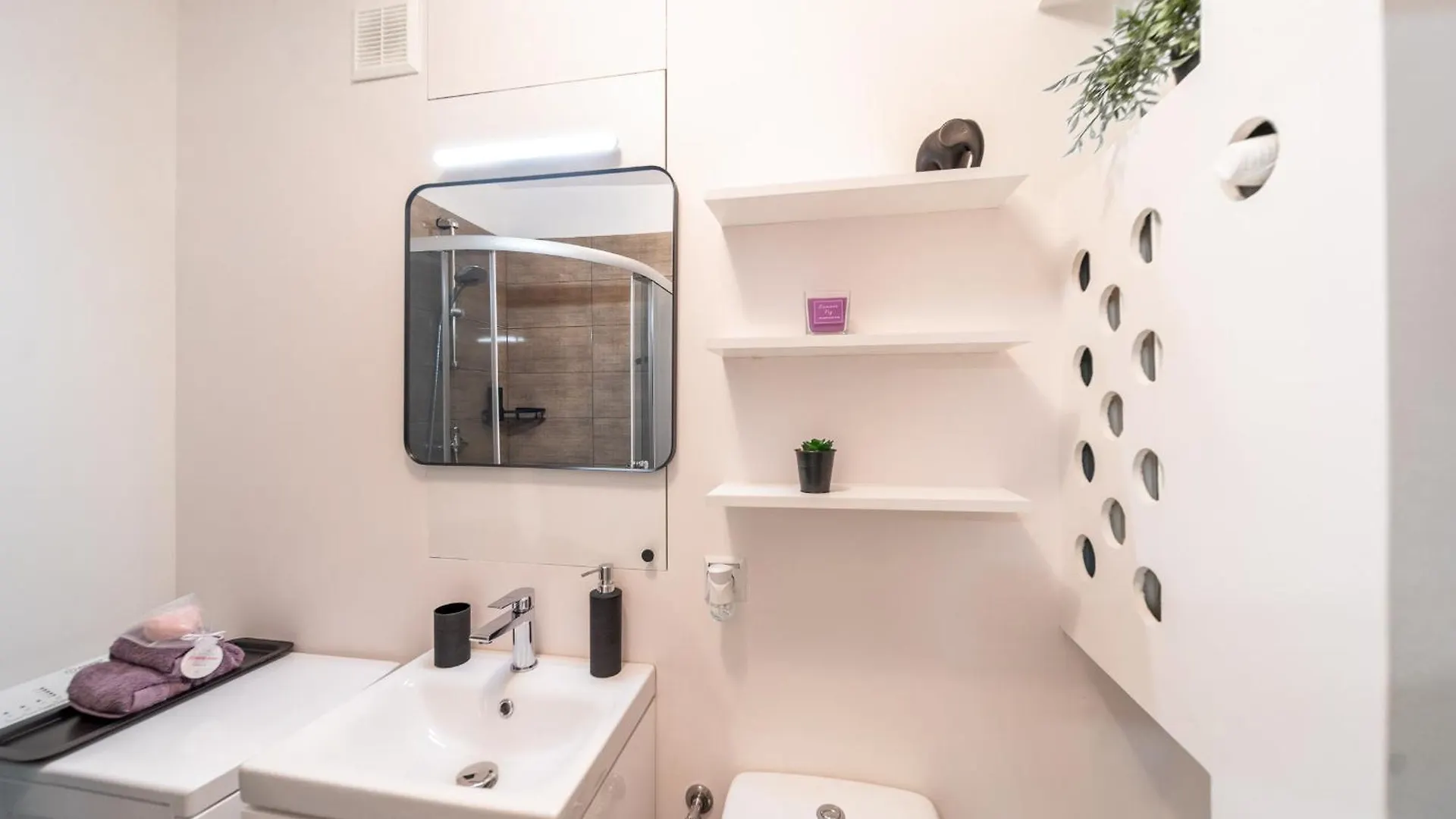 Cozy 2 Bedroom Apartment Between Chopin Airport And Warsaw City Centre